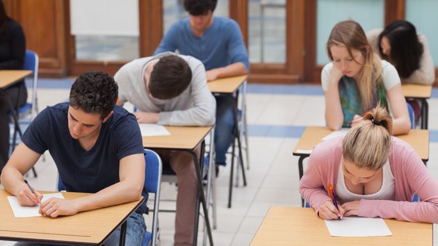 Estudiantes haciendo un examen