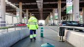 Trabajador andando por un parking
