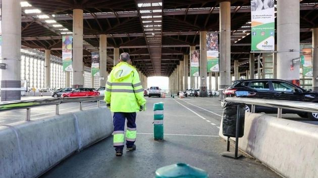 Trabajador andando por un parking