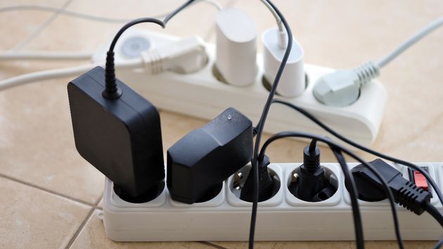 muchos enchufes conectados a una regleta