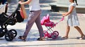 Mujer paseando con su hija