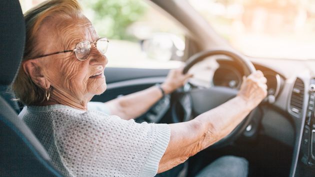 Imagen representativa de una anciana conduciendo un coche