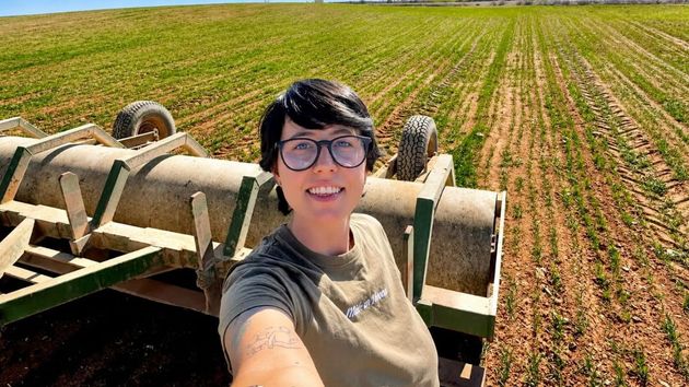 Victoria en el campo con una máquina