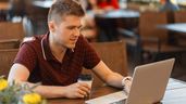 Joven trabajando en cafetería