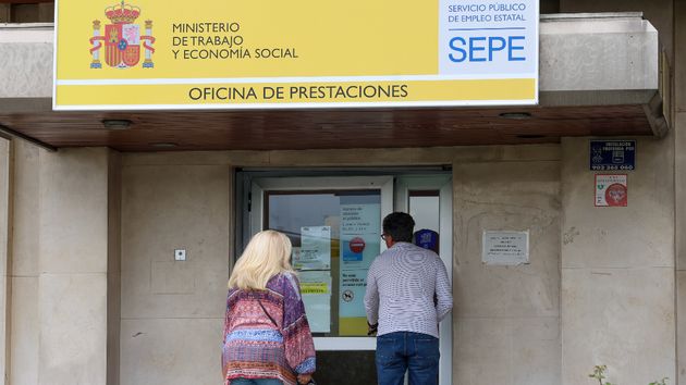 Dos personas en oficina del SEPE