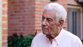Un anciano en la puerta de una casa