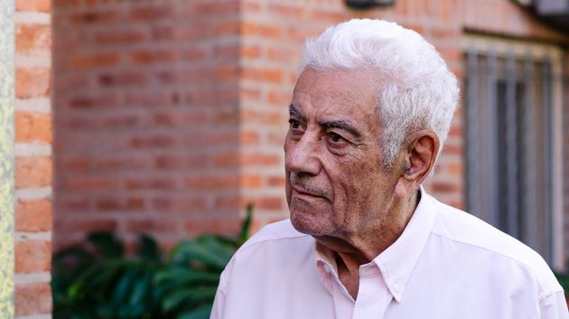 Un anciano en la puerta de una casa