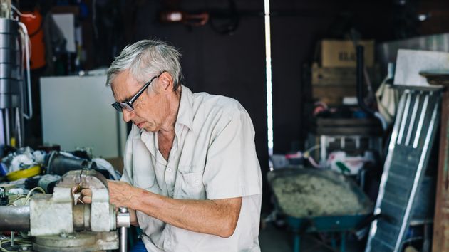 Una persona mayor trabajando en un taller