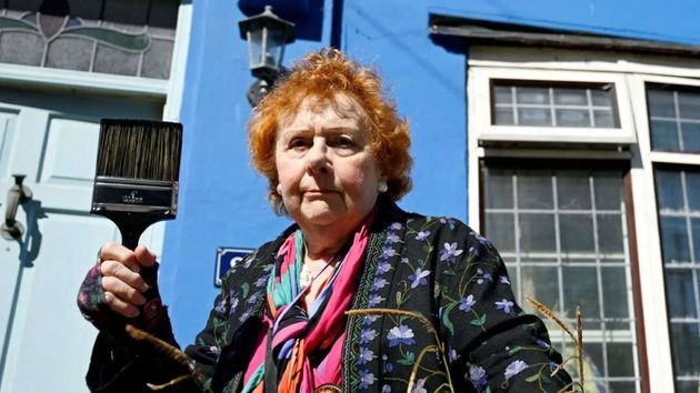 Una imagen de la vecina junto a su casa 