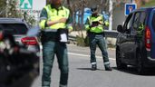 Dos agentes de la Guardia Civil en un control de tráfico