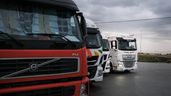 Varios camioneros estacionados en el área de servicio