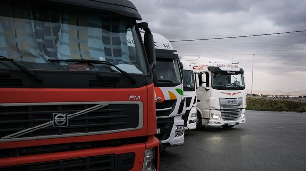 Varios camioneros estacionados en el área de servicio