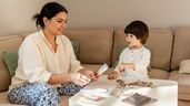 Una madre contando dinero junto a su hijo
