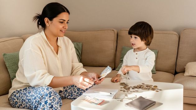 Una madre contando dinero junto a su hijo