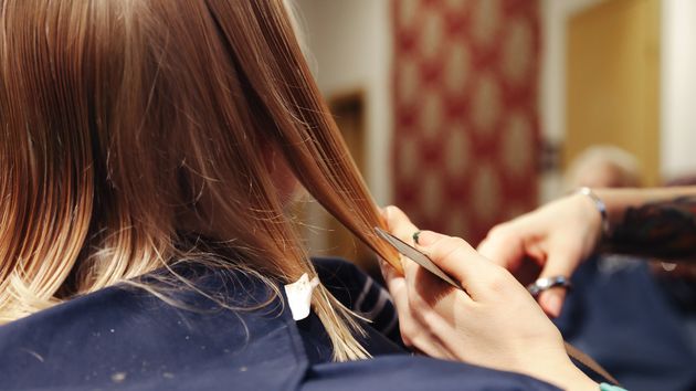 Despiden a una peluquera "por disminución del rendimiento" cinco días después de empezar una baja laboral y la Justicia actúa y ordena el pago de una indemnización de 30.000 euros