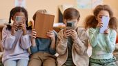 Niños con dispositivos electrónicos