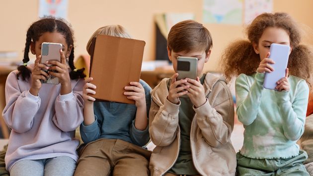 Niños con dispositivos electrónicos