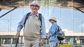 Mayores saliendo de viaje
