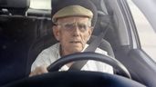 Imagen representativa de un jubilado en un coche 