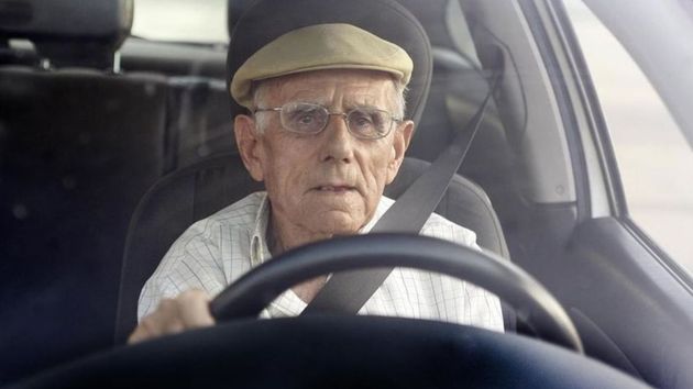 Imagen representativa de un jubilado en un coche 