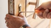 Una persona cambiando una cerradura 