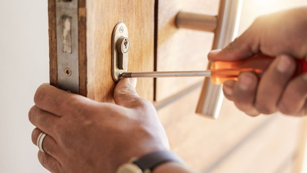 Una persona cambiando una cerradura 