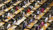 Opositores examinándose