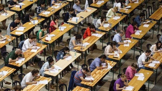 Opositores examinándose
