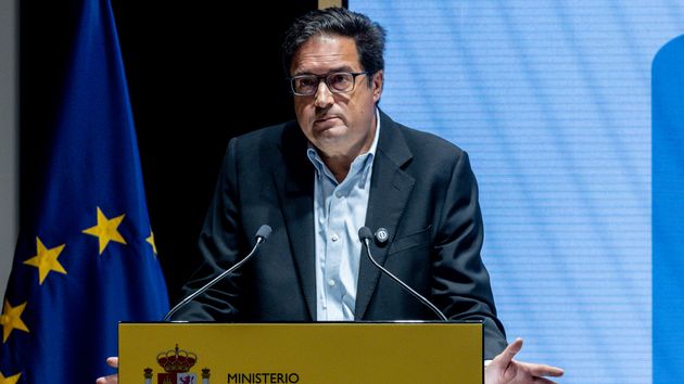 Óscar López se abre de brazos en el atril