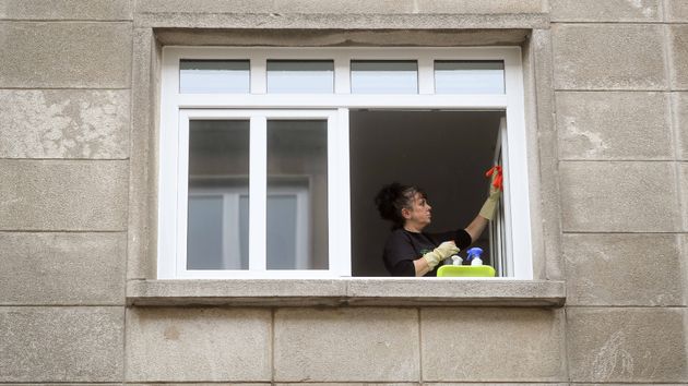 Una empleada de hogar realizando su jornada en una casa particular