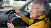 Imagen representativa de una anciana conduciendo