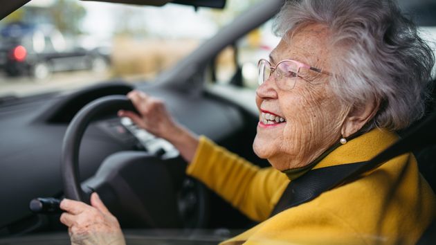 Imagen representativa de una anciana conduciendo