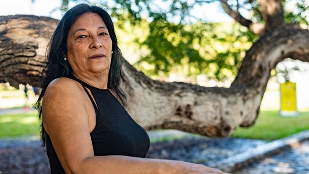 Mujer mirando a la cámara