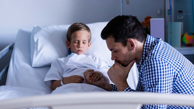 Padre junto a su hijo en el hospital