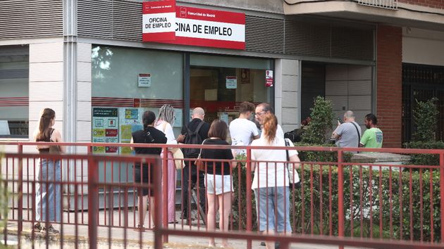 Varias personas hacen cola en una oficina de empleo