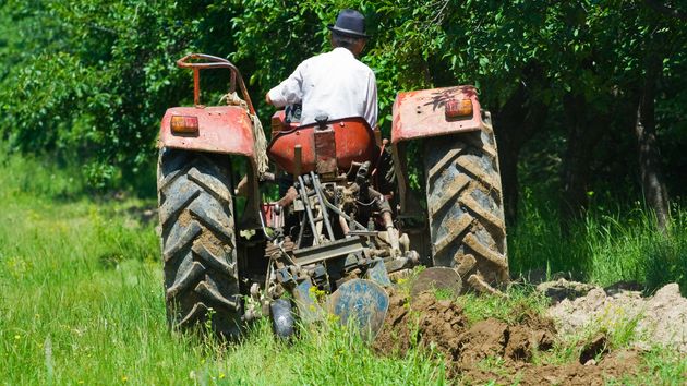 Granjero en un tractor