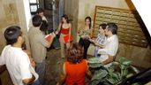 Vecinos reunidos en el portal de un edificio