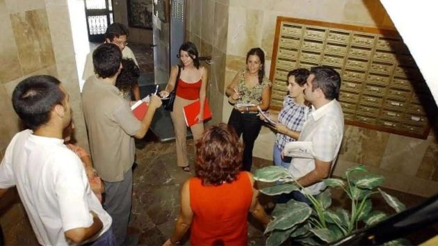 Vecinos reunidos en el portal de un edificio