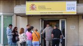 Varias personas en la entrada de una oficina del SEPE
