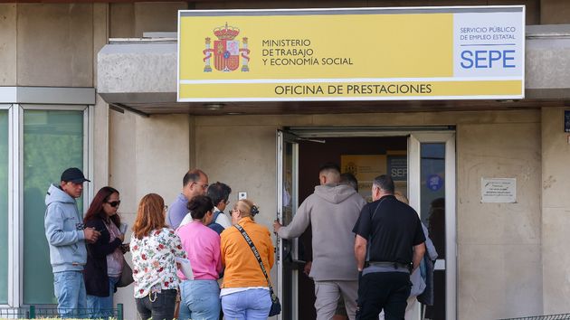 Varias personas en la entrada de una oficina del SEPE