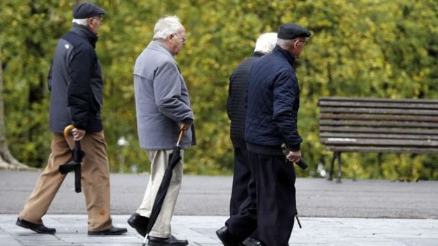 Un grupo de ancianos paseando