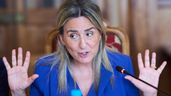 Milagros Tolón abriendo las manos
