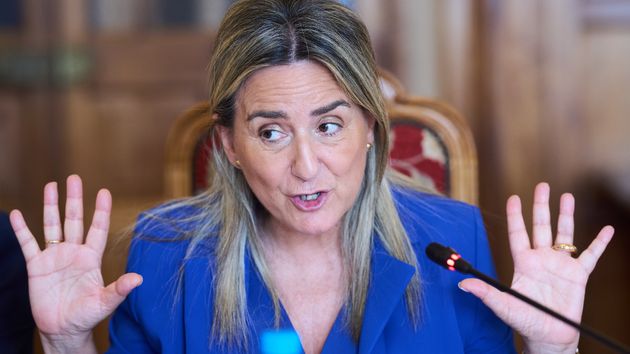 Milagros Tolón abriendo las manos
