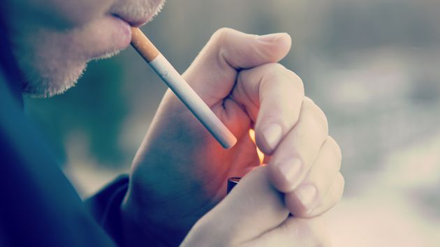 Hombre encendiendo cigarrillo