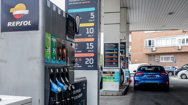 Coche repostando en una gasolinera