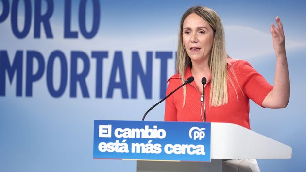 Alma Ezcurra hace un gesto con la mano