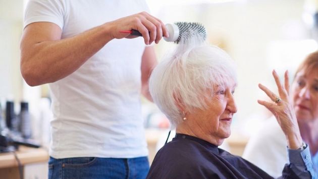 Imagen representativa de una mujer en la peluquería