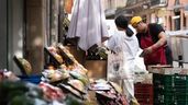 Una persona comprando en una frutería aleatoria