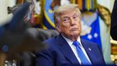 Donald Trump mirando a los periodistas