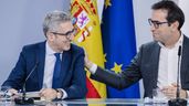 Carlos Cuerpo apoya la mano en la espalda a Arcadi España